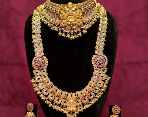 free-photo-of-exquisite-gold-bridal-jewelry-set-on-display